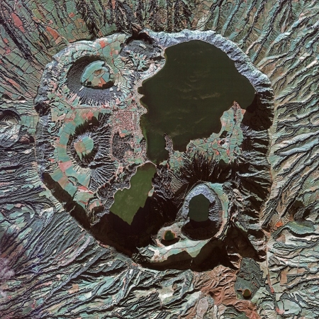 Geoparque Açores - Lagoa das Sete Cidades vista do espaço